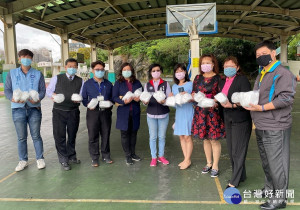 議員黃桂蘭媒合企業廠商捐五股國中、五股國小、德音國小、更寮國小、成州國小等五所國中小學5000副口罩。（圖／記者黃村杉攝）