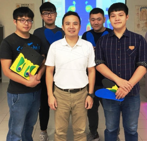 聖約翰科大休健系主任周東賢（左三）打造全國唯一客製化鞋墊設計製造與功能性驗證中心。