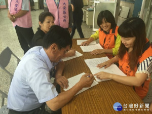 

大安區公所行政助理王秭屏，十一年來照顧長輩無微不至，服務勤快細心，親切和諧等事績優異，榮獲大安區公所108年績優行政助理。（記者陳榮昌攝）
