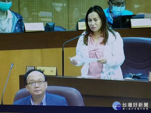 ▲市議員陳瑛要求各區公所，繼續支持原住民文化經濟活動，多買水蜜桃。（圖／記者馬虞海攝）
