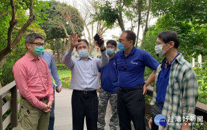 五股區準休閒農場，業主李良祺自費請景觀設計師規劃，將農場周邊、大門及招牌翻修，加強門面植栽綠美化改善作業，副市長吳明機21日到場視察