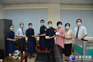 張嘉煌督察長（左四）代表接受慈濟志工的祝福。圖／慈濟基金會提供