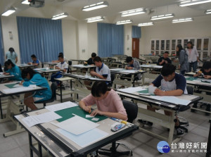 入學術科測驗將於25日登場，因應嚴重肺炎疫情，本次測驗全體考生需全程配戴口罩，也不開放家長陪考