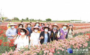 縣長王惠美、農糧署中區分署長楊宏瑛、田尾鄉長林守政、田尾農會總幹事楊春枝等人，到花農董韋志的花田，體驗採花、插花替花農行銷花卉。圖／記者鄧富珍攝
