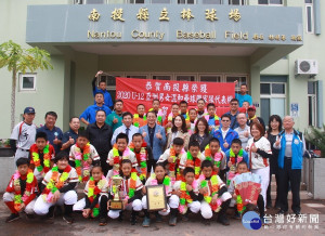 南投縣府縣體育會棒委員等表揚少棒少壘獲國家代表權。（記者扶小萍攝）