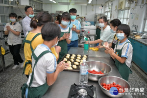 南投市德興國小準畢業生試做麵包甜點。（縣府提供）