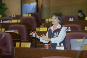 ▲市議員葉明月質詢教育局長高安邦，拖延內壢國中孩子教育權。（圖／記者馬虞海翻攝）
