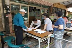 民眾洽詢申請。