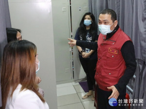 侯友宜24日特別到亞旭電腦公司移工宿舍關心防疫作為，加強宣導防疫觀念
