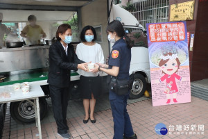 南投市長宋懷琳送意麵為員警增能量。（公所提供）