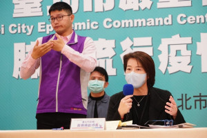原本台北市政府有意藉由廣設「實名制口罩自動販賣機」的方式，減緩口罩實名制1.0的排隊人潮，但近日因口罩實名制3.0上路後，普遍得到民眾正面反應，因此北市府決定目前已試辦口罩販賣機的信義、文山及萬華區將繼續試辦，擴及12區皆有的計劃計畫則暫緩。（圖／台北市府秘書處媒體事務組）
