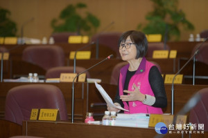 劉曾玉春議員質詢洗手防疫用水量增大，政府防疫用水如何應對。（圖／／市議會提供）