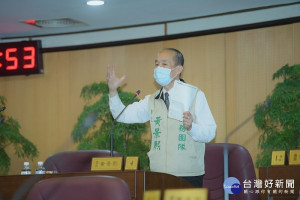 ▲市議員黃景熙總質詢，稱讚桃園市的防疫工作好。（圖／桃園市議會提供）