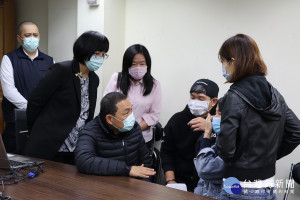 侯友宜與消防局長黃德清、民政局長柯慶忠、社會局長張錦麗等人，27日上午11點前往板橋殯儀館慰問家屬，3名罹難者均先致贈1萬元慰問金