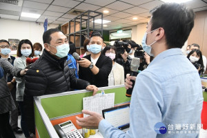 市長侯友宜27日前往三重社會福利中心關懷上工民眾適應情況，盼「好來」可以彌補「安心」計畫的不足，伴市民一起挺過疫期