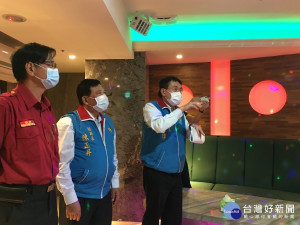 南投副縣長陳正昇（中）與建設消防主管稽查KTV設施。（記者扶小萍攝）