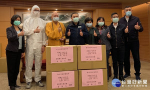 三峽普賢寺住持暨佛教懷仁基金會董事長宗道法師，27日下午捐贈新北市政府消防局及衛生局共計8000件全身式防護衣，市長侯友宜親自出席捐贈儀式