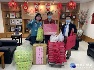 板橋愛心慈善會由理事長石一佑及常務監事蕭能惠代表捐贈口罩套，以及口罩夾各500組給板橋區公所
