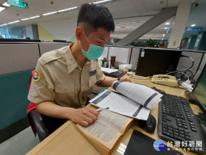 民政局替代役男徐健恩，以優異的英文實力，迅速翻譯各國管制措施，成為這次兵棋推演的重要參考文件