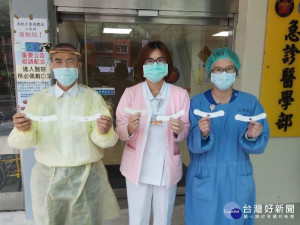 永和國中D.school生活科技老師與學生發現小耳症的同學戴起口罩不方便，特別製作「口罩減壓帶」來幫助同學，同時也贈送三軍總醫院500份，提供不同頭型的人使用