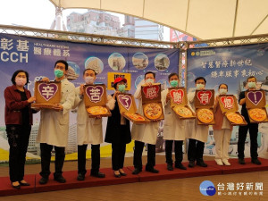 熱心民眾253份pizza暖心第一線醫護人員，縣長化身外送員親自「出任務」。與會人員彰化基督教醫院副院長周志中、林慶雄、感染科主任李 育霖、急診部主任林宴任、護理部主任張淑真、彰化縣衛生局長葉彥 伯、縣府社會處長王蘭心等人。圖／記者鄧富珍攝