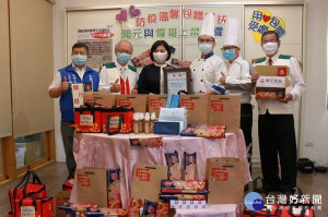 張麗善縣長與家扶陳燦勳主委、李萬吉副主委致狀感謝開元食品，並贈送寄養家庭溫馨防疫包，一同宣誓「用愛包圍受虐兒」。
