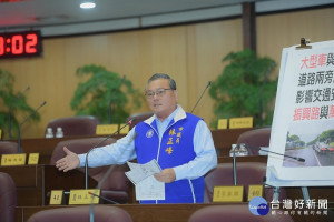 ▲市議員林正峰質詢，要打通龜山地區國一甲線的交通問題。（圖／記者馬虞海翻攝／市議會提供）