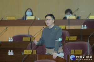 ▲市議員王浩宇質詢，桃市許多路段的車速限制已不合時宜，建議交通單位更正。。（圖／記者馬虞海翻攝／市議會提供）