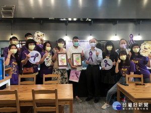 南投縣社勞處長林志忠贈感謝狀予家暴關懷站店家。（記者扶小萍攝）