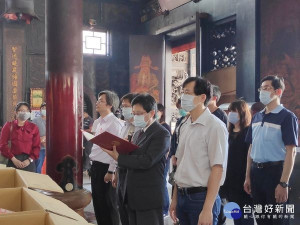 北港農工為了讓統測考生不受疫情影響考試心情，且能兼顧防疫作為，由校長廖宏瑩帶領師長們，前往聖安宮及朝天宮參拜，代表高三同學以最虔誠的心向文昌帝君祈求金榜題名。