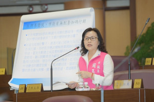 ▲市議員周玉琴質疑政府紓困方案，人民看得到吃不到，應該修正。（圖／記者馬虞海翻攝／市議會提供）
