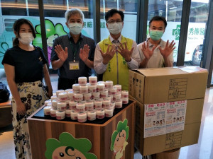 彰化市長林世賢(右一)表示，醫護人員非常辛苦，希望護手霜滋潤她們的雙手，也溫暖人心。圖／記者鄧富珍攝