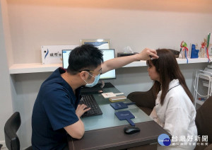 青春痘是愛美女性的大敵，隨著疫情逐漸趨緩，一旦摘下口罩，臉上的肌膚暗沉、膚色不均、痘疤與斑點等問題也將一覽無遺。（圖／朱芃年提供）
