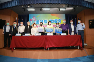 行政院勞動部開辦有50萬名額限制的「勞工紓困貸款」，國民黨30日在文傳會主委王育敏，與多位職業工會代表共同召開記者會，提出包含投保薪資限制應從2.4萬元放寬至3.48萬元等訴求。（圖／國民黨）