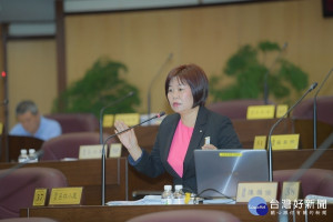 ▲呂林小鳳議員質詢，希望八德區成立雙語學校，瑞豐國小可以辦理。