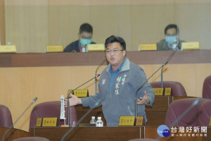 ▲楊家俍議員擔心防疫漏洞，指出桃園市設立的風景區警示系統好用， 可以協助交通部1968使用。（圖／記者馬虞海翻攝／市議會提供）

