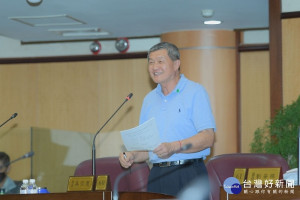 ▲市議員吳宗憲質詢， 無法改善的化工廠就應該停工，還民眾居住環境清潔。
