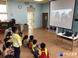 雙溪國小附幼與新泰國小附幼的幼兒們透過視訊分享雙溪及新莊的在地特色，孩子從電腦螢幕看到對方都覺得十分驚喜、有趣
