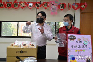曾煥嘉議員除提供點心溫暖同仁的心，同時也提振士氣，並再加碼送防護面罩守護防疫人員安全