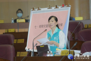 ▲市議員鄭淑方質詢楊梅老舊警察分局拆建問題，並建議改建警眷宿舍。（圖／市議會提供）