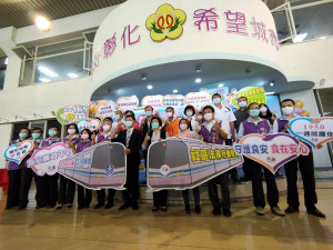 彰縣「三保」巡迴社區，強化「食安、稅務、反詐騙」宣導積極維護民眾權。圖／記者鄧富珍攝