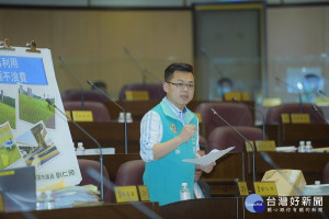 ▲市議員劉仁照質詢，希望平鎮66號橋下面的土地可以活化利用，建設公園供民眾使用。（圖／記者馬虞海翻攝／市議會提供）


