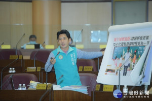 ▲市議員彭俊豪質詢指出，台灣的外送平台公司抽成太高，基層員工保障不足。（圖／記者馬虞海翻攝／市議會提供）

