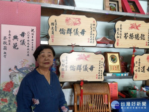 學甲區謝李冊女士不識字，教育兒女有成，平日又熱心公益，樂善好施，關懷社會，膺選學甲區模範母親。