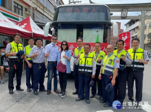 斗六分局林內分駐所結合林內團委會、民防及警友會等，號召鄉親一起挽袖捐熱血及宣導詐騙防制，除為堅守崗位的醫護人員加油，亦於解決防疫期間缺血問題。