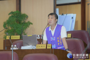 ▲市議員涂權吉提出垃圾車消毒系統，建議環保局考慮換裝。（圖／桃園市議會提供）