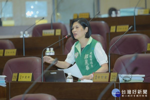▲市議員郭麗華質詢鄉村地區的污水排放未能夠徹底解決，要求做好分流措施。（圖／桃園市議會提供）