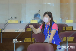 ▲市議員張桂綿質詢，為地方民眾需求，要求市政府對免費公車廢除應該三思而行。（圖／桃園市議會提供）

