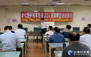 彰化桂冠Star Hotel董市長謝榮聰受邀彰化縣計程車公會產業培訓授課。謝榮聰上課每段落後都以問答方式互動，為感謝司機們認真聽講，只要回答或發問就送阿拉比卡濾掛咖啡二包，與司機大哥們互動熱絡，深受好評。