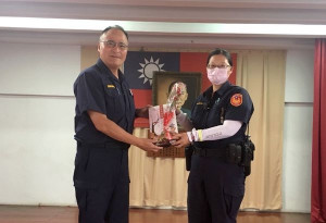 北港警分局長王立德貼心送上康乃馨及小禮物，由衷表達對偉大女性員警的祝福與敬意，也提醒男警們回家給媽媽及太太一個大大的擁抱，感謝母親為家庭的付出。